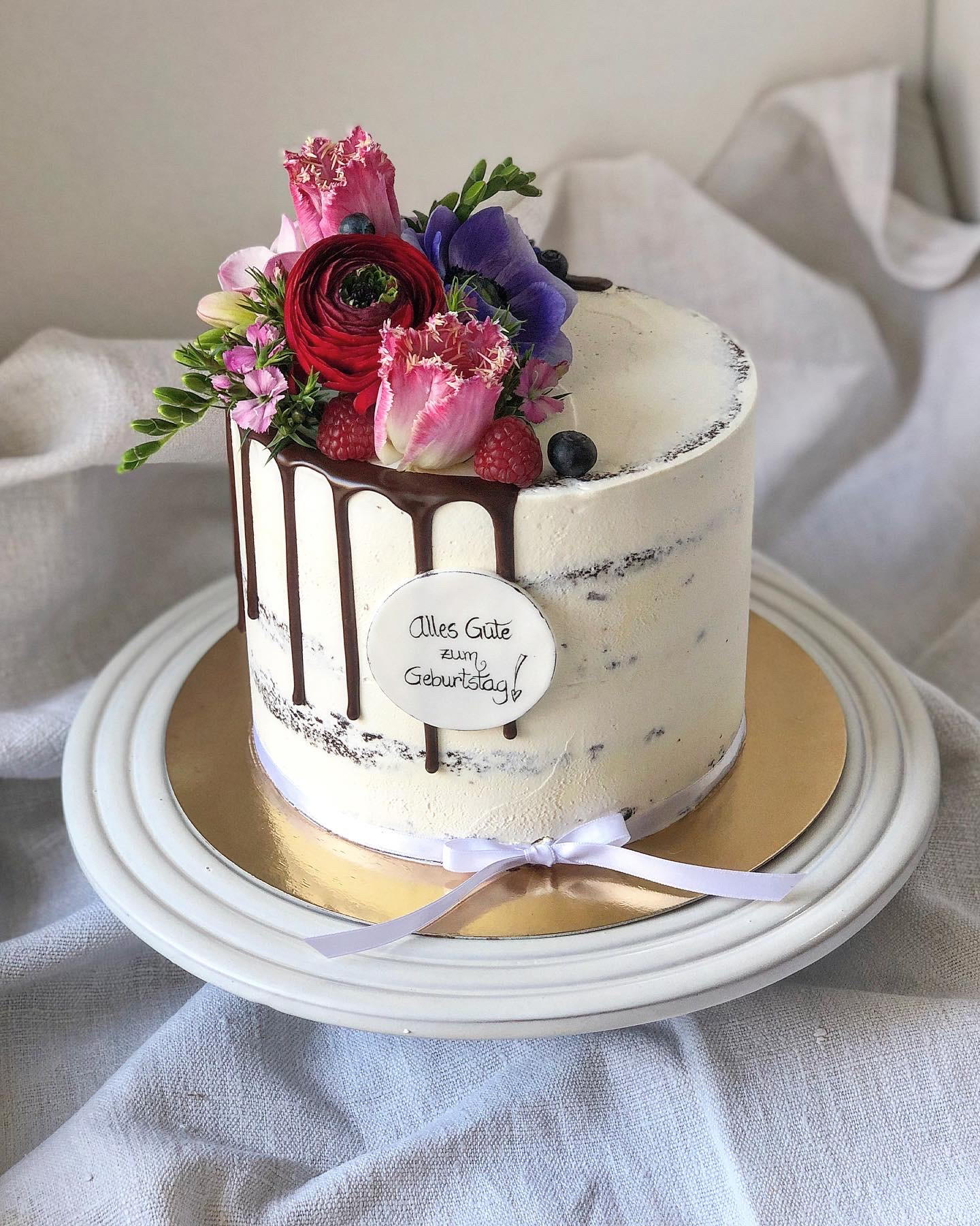 Semi Naked Cake M: Viktoria – Zuckerbäckerei